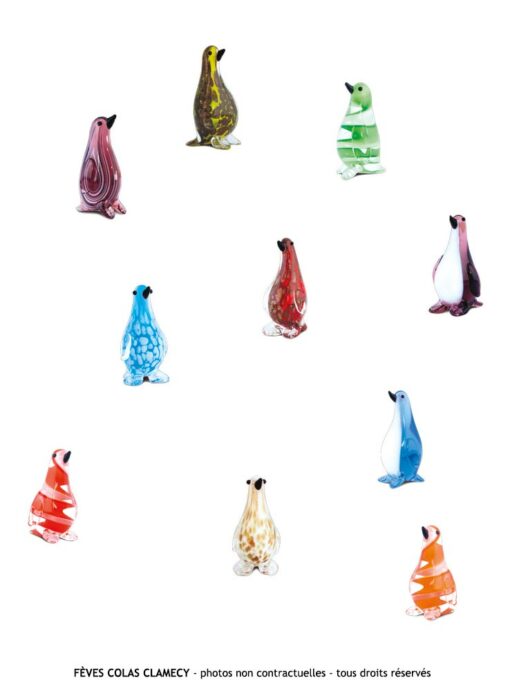 10 fèves pingouins en verre de couleurs différentes sur fond blanc